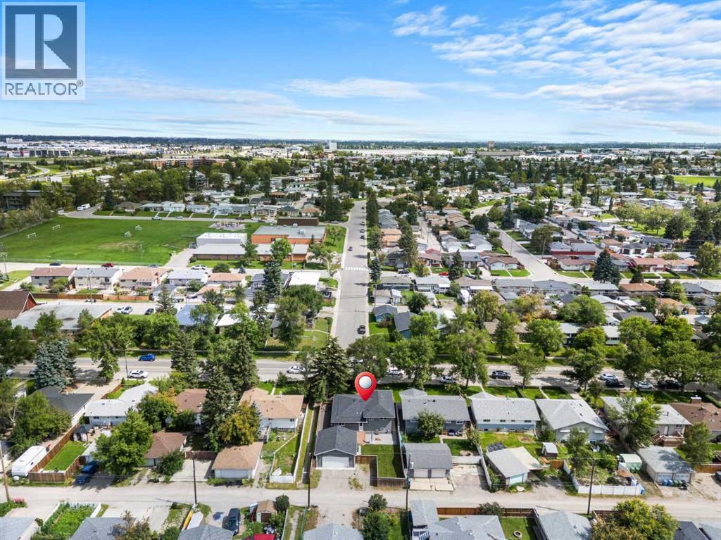 Single Family House 3 Level for Sale in   Street NE Mayland Heights Calgary 