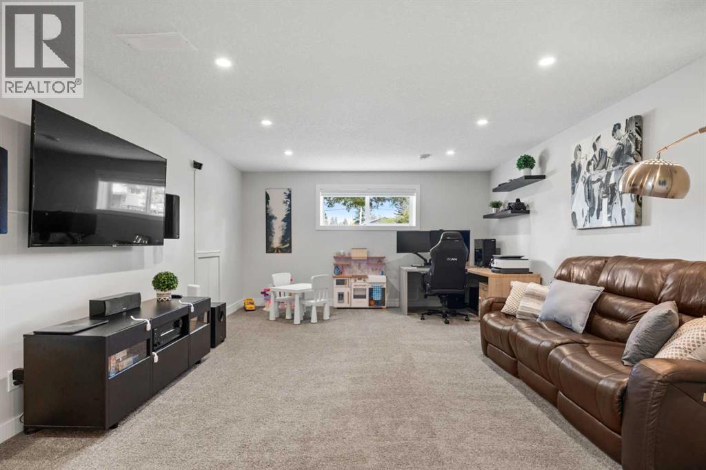 Single Family House 3 Level for Sale in   Street NE Mayland Heights Calgary 