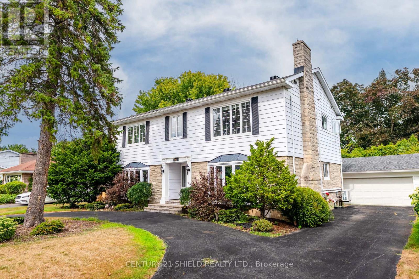 Photo 1 of 903 Riverdale Avenue, Cornwall ON