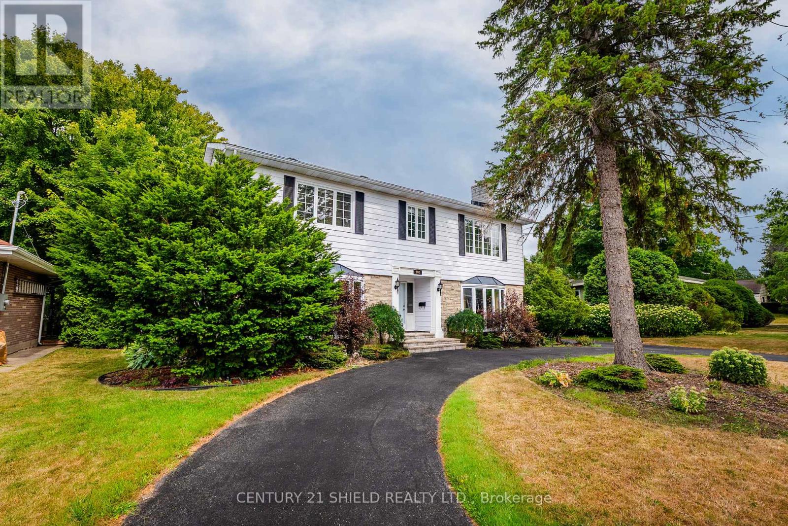 Photo 2 of 903 Riverdale Avenue, Cornwall ON