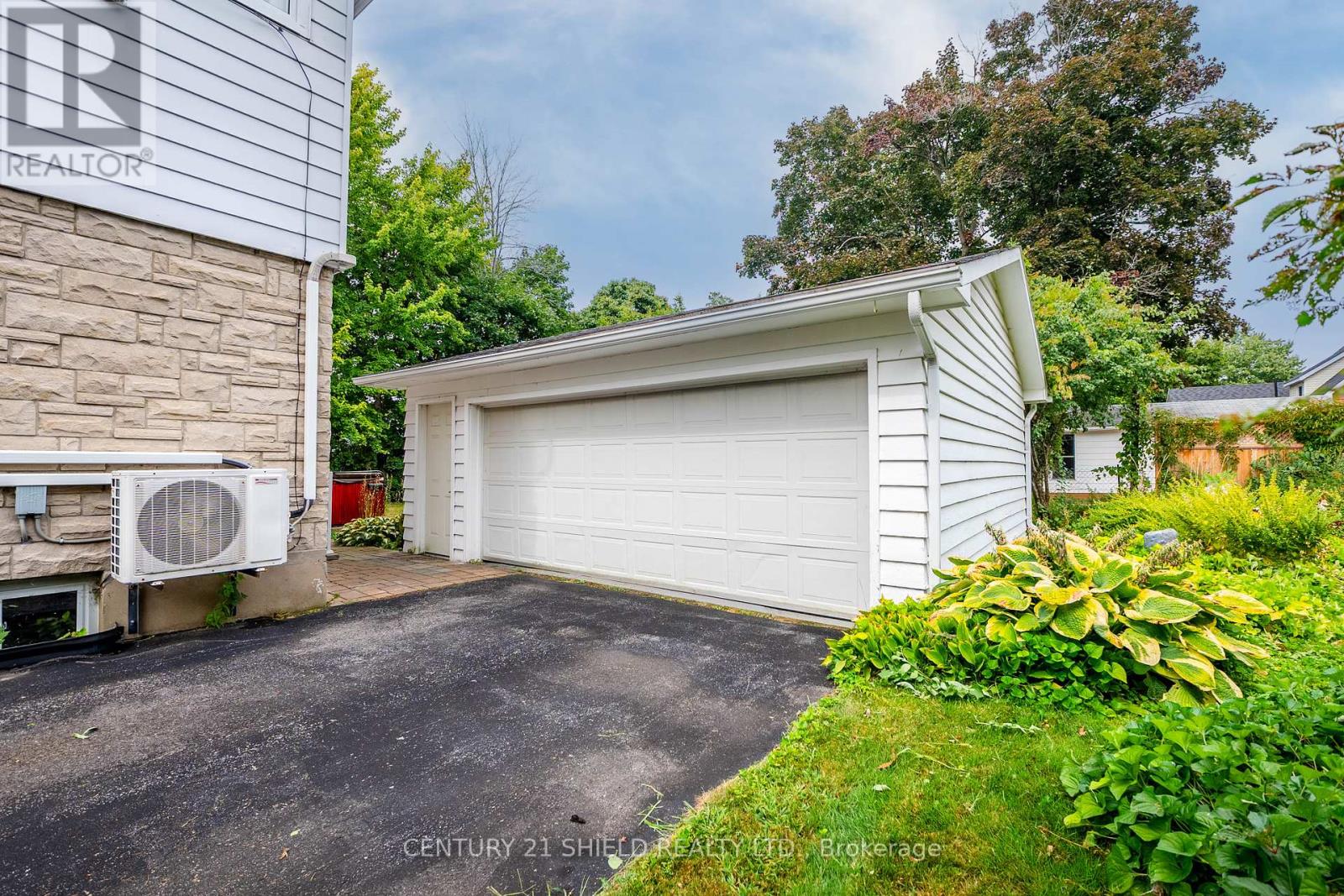 Photo 3 of 903 Riverdale Avenue, Cornwall ON