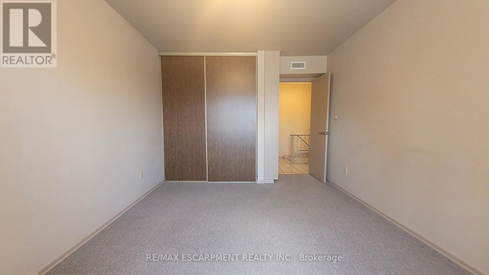 Photo 14 of 325 Fairview Drive, Brantford ON