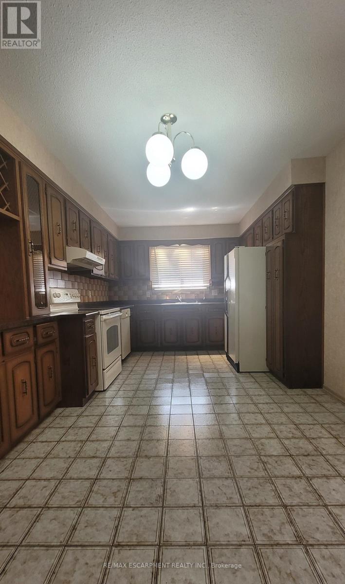 Photo 18 of 325 Fairview Drive, Brantford ON