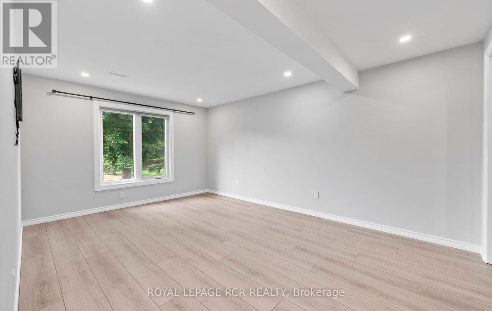 Photo 8 of 10 Peter Street, Amaranth ON