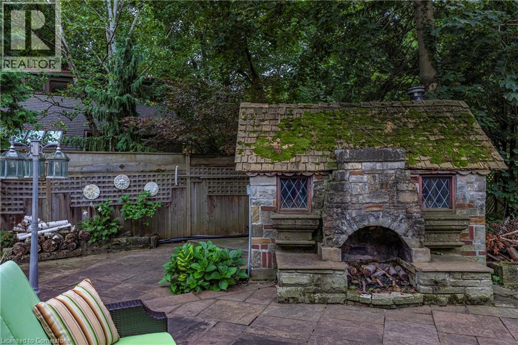Photo 2 of 36 Cayley Street, Dundas ON
