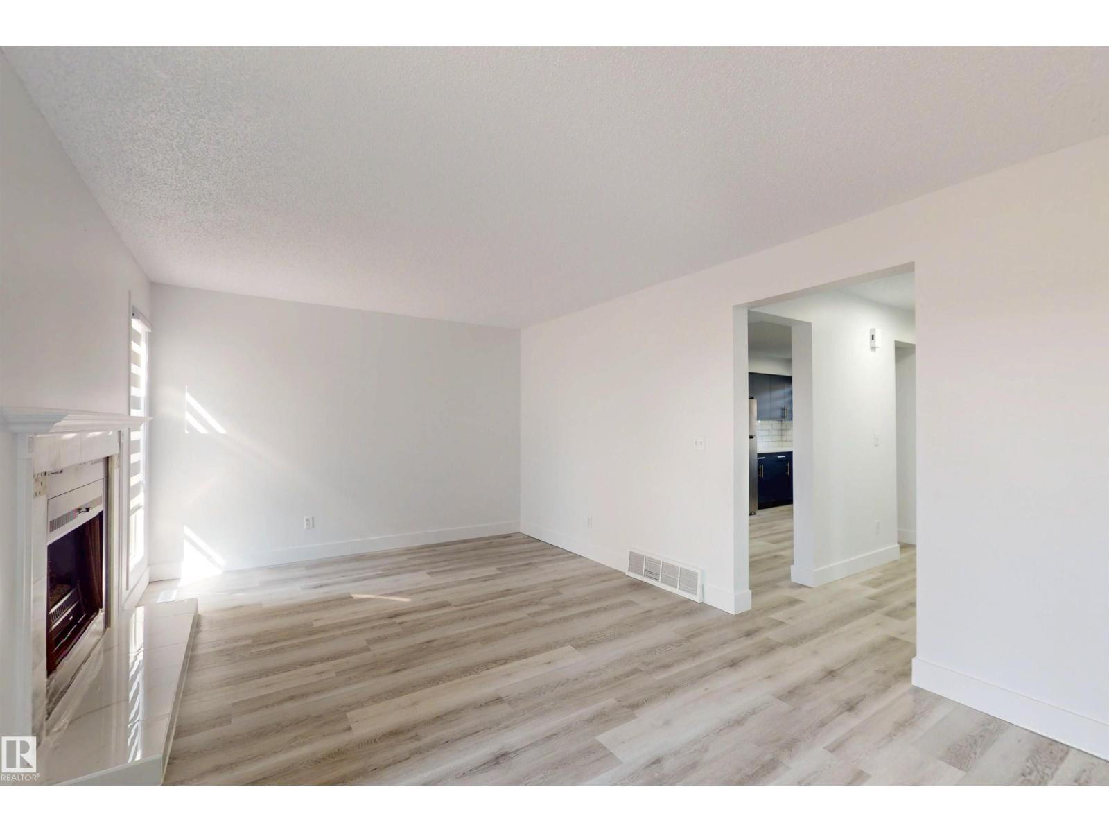 Photo 9 of 942 Lakewood Road Nw, Edmonton AB