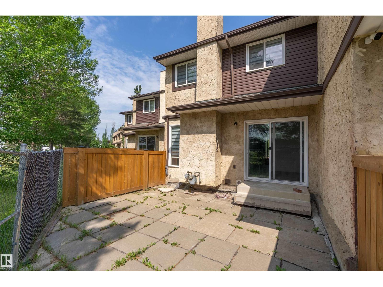 Photo 2 of 942 Lakewood Road Nw, Edmonton AB