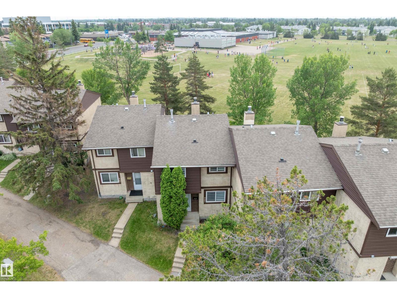 Photo 3 of 942 Lakewood Road Nw, Edmonton AB