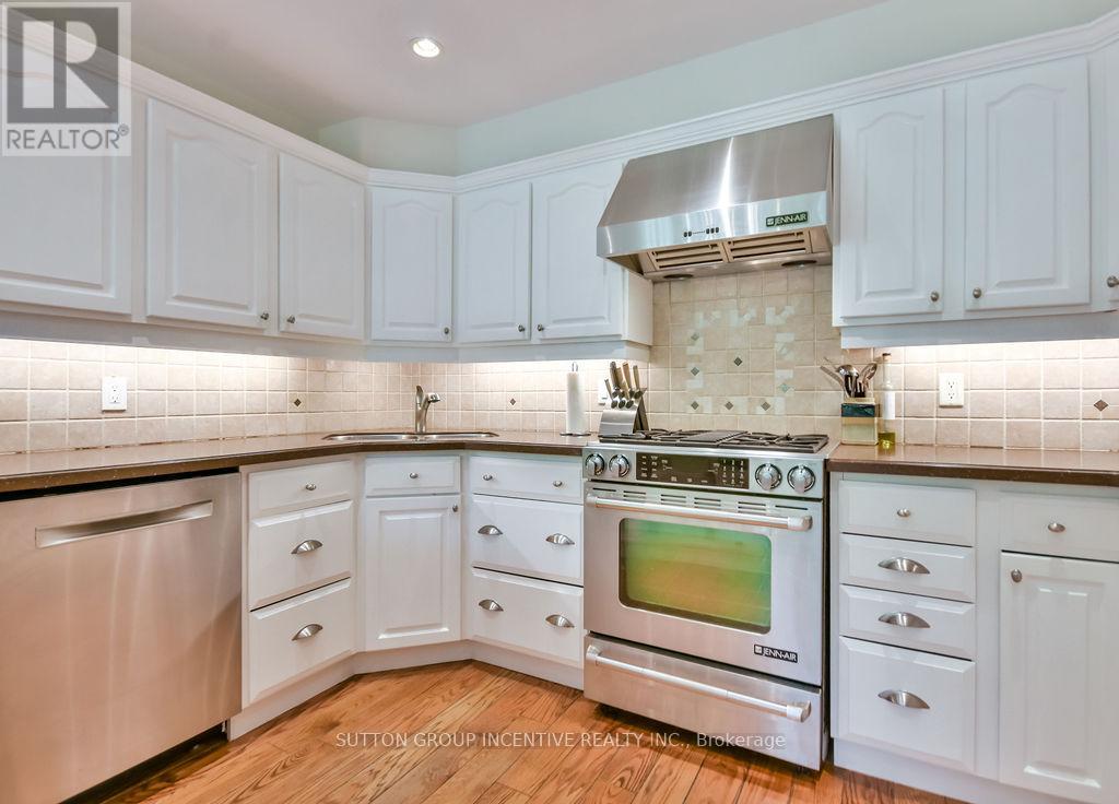 Photo 11 of 33 Alpine Way, Oromedonte ON