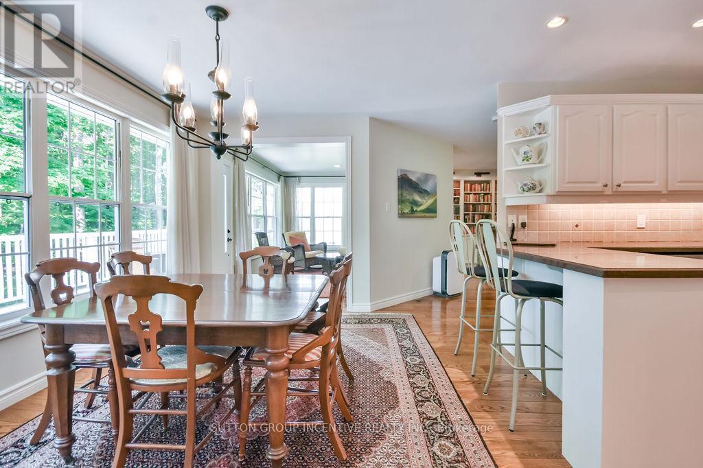 Photo 16 of 33 Alpine Way, Oromedonte ON