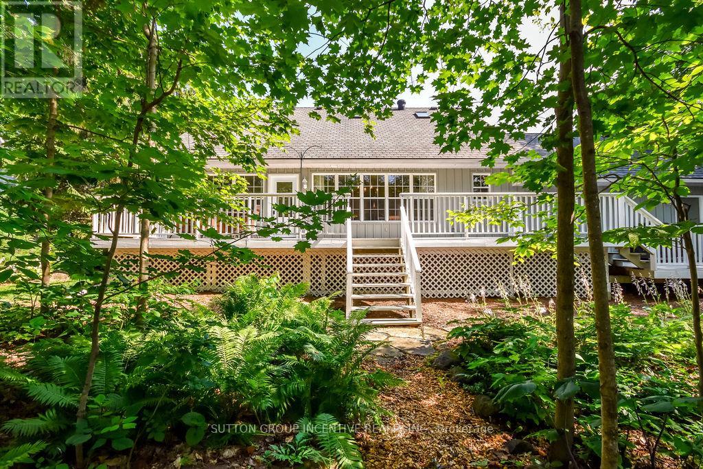 Photo 4 of 33 Alpine Way, Oromedonte ON