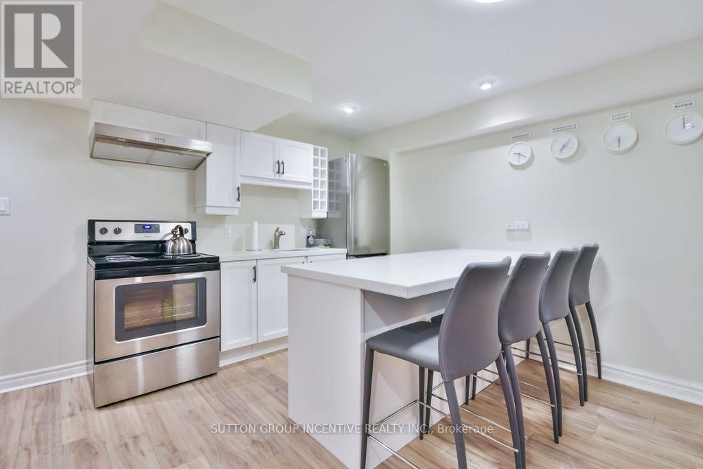 Photo 8 of 33 Alpine Way, Oromedonte ON