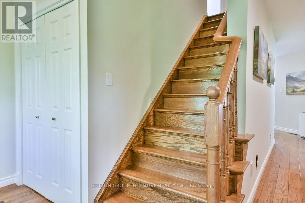 Photo 24 of 33 Alpine Way, Oromedonte ON