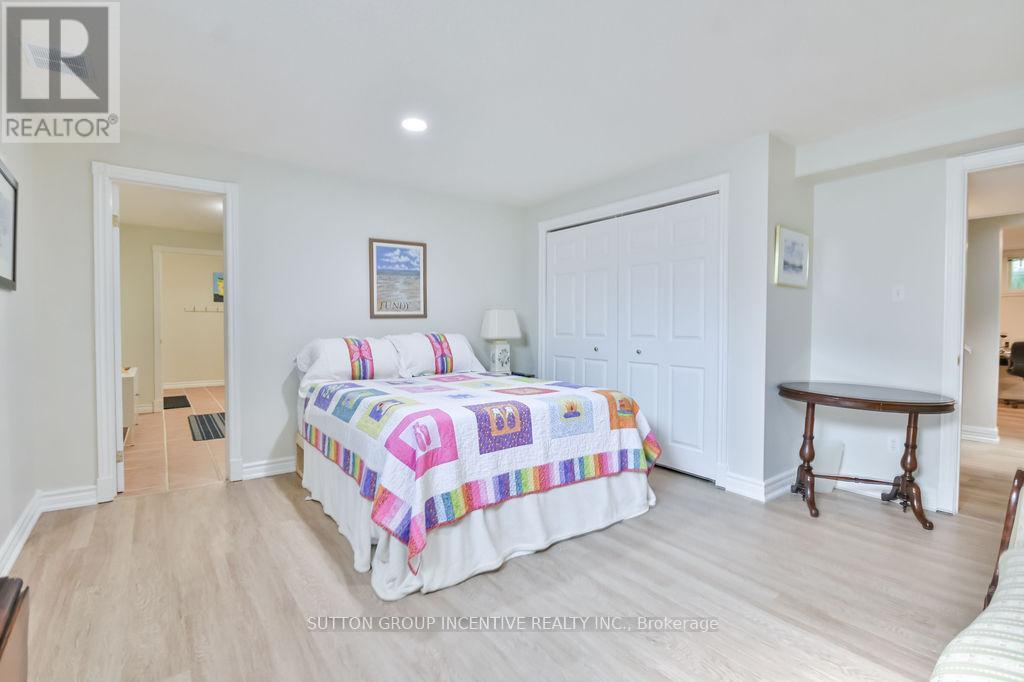 Photo 18 of 33 Alpine Way, Oromedonte ON