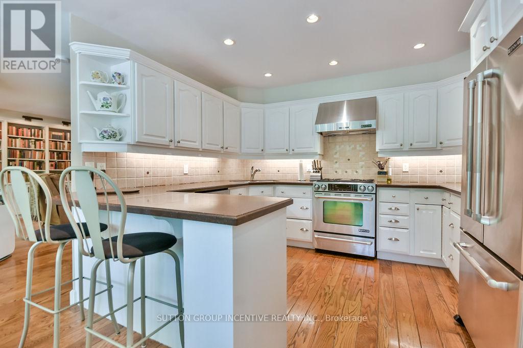 Photo 27 of 33 Alpine Way, Oromedonte ON