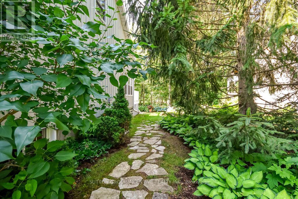 Photo 2 of 33 Alpine Way, Oromedonte ON