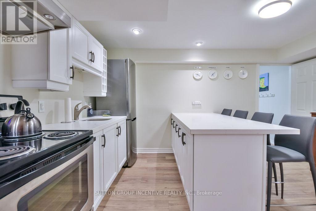 Photo 30 of 33 Alpine Way, Oromedonte ON