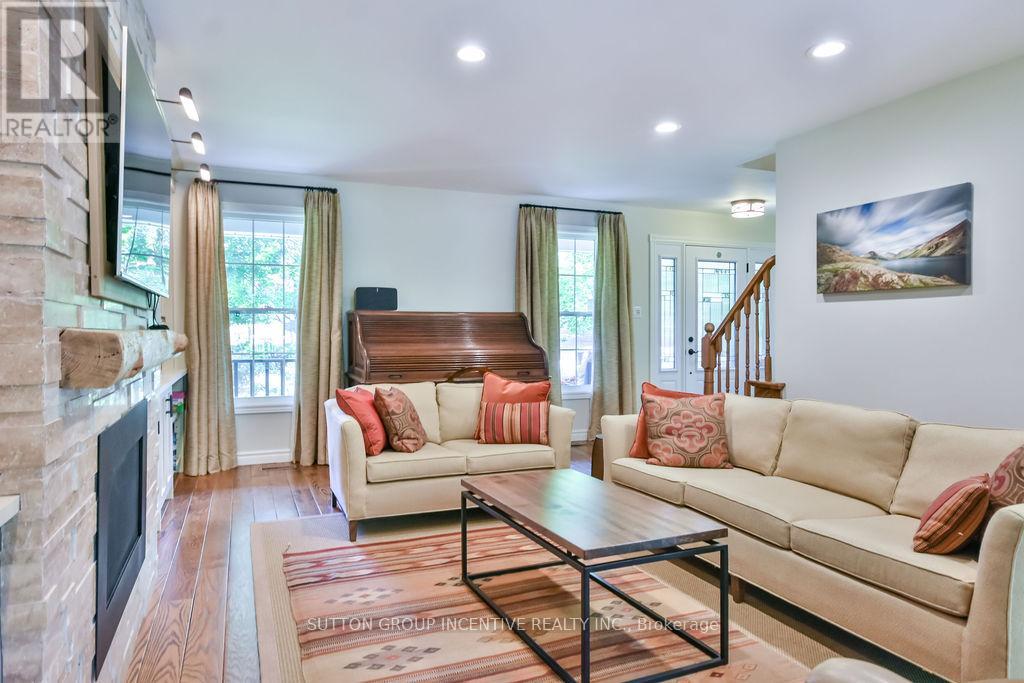 Photo 21 of 33 Alpine Way, Oromedonte ON
