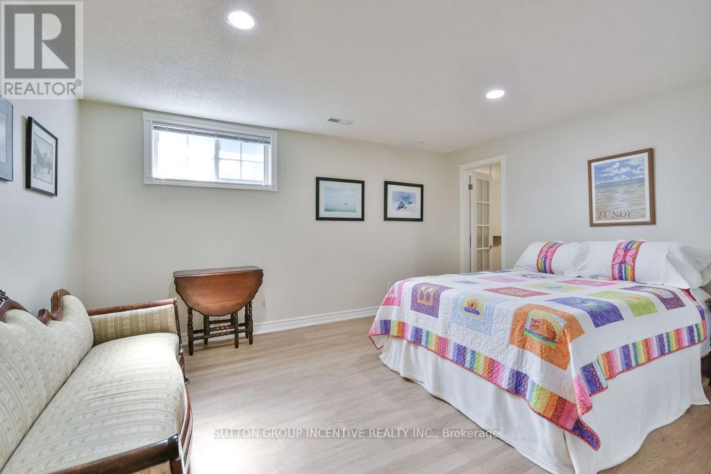 Photo 40 of 33 Alpine Way, Oromedonte ON