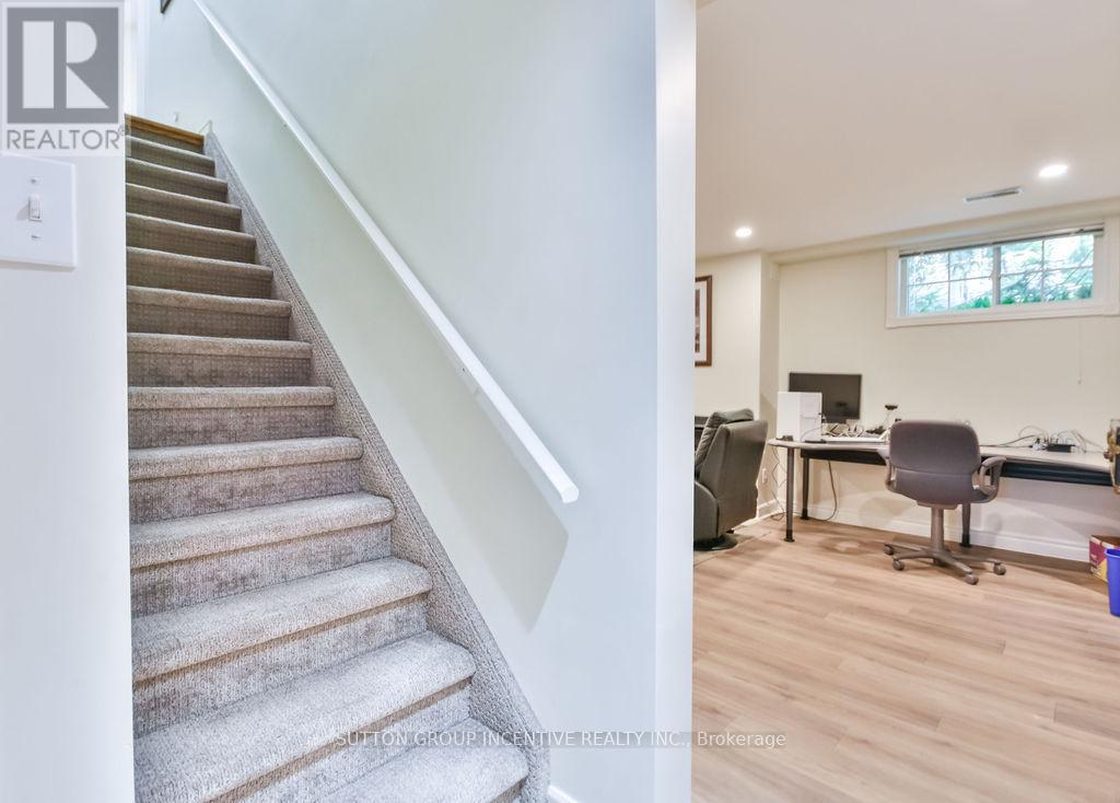 Photo 13 of 33 Alpine Way, Oromedonte ON