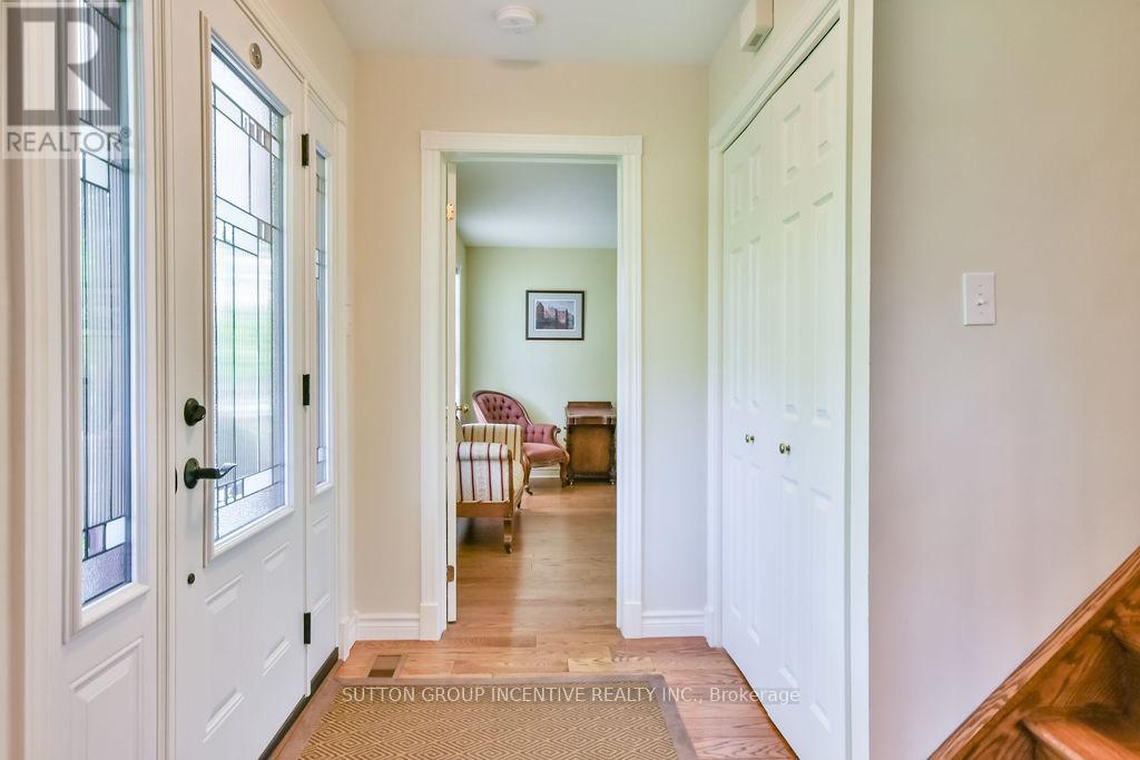 Photo 35 of 33 Alpine Way, Oromedonte ON
