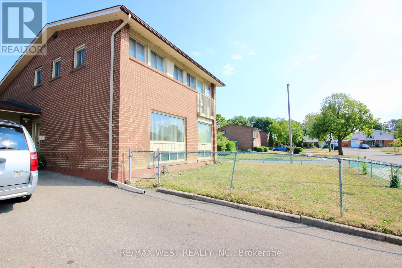 Photo 8 of 84 Orpington Crescent, Toronto ON