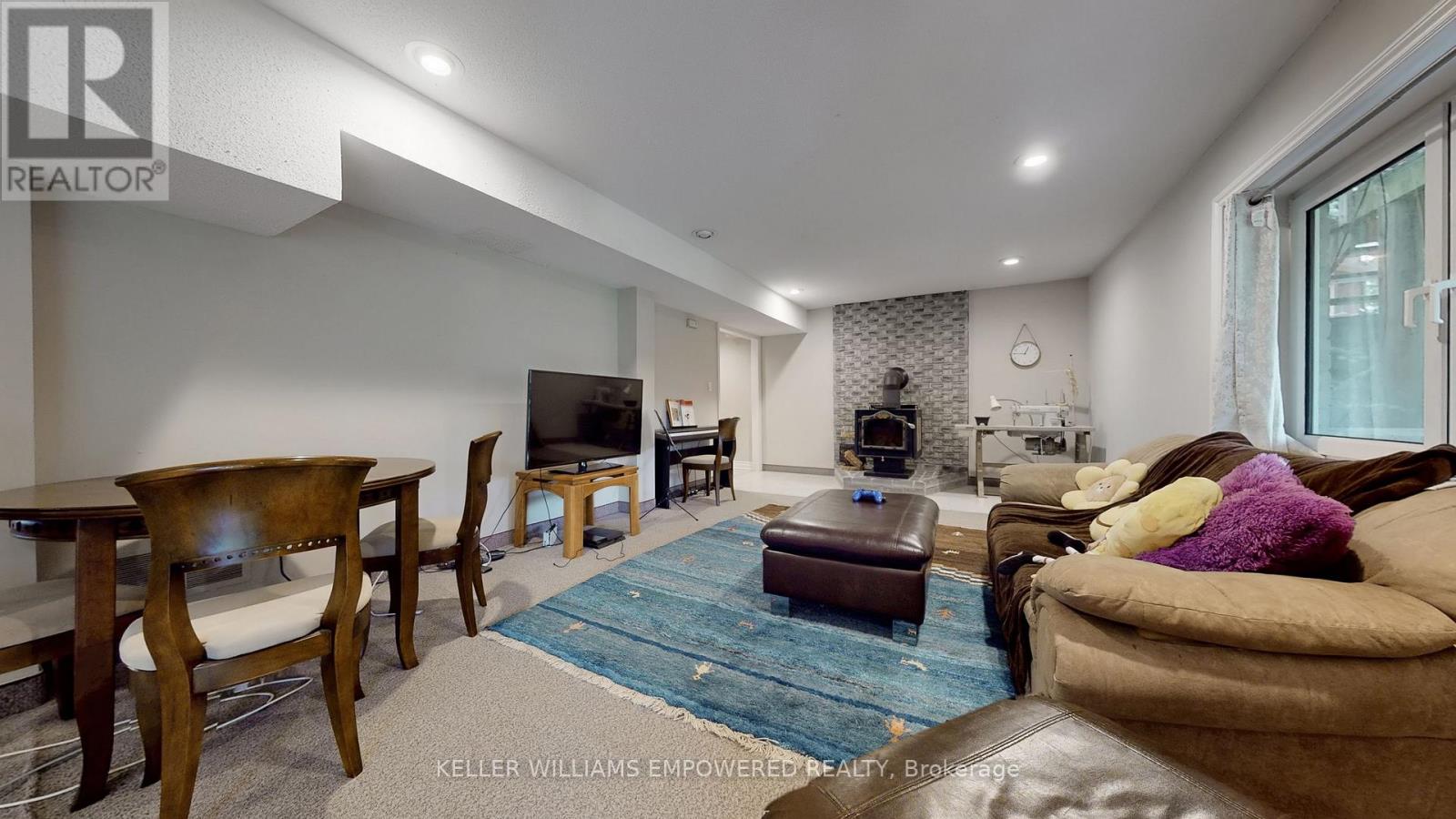 Photo 15 of 788 Woodland Acres Crescent, Vaughan ON