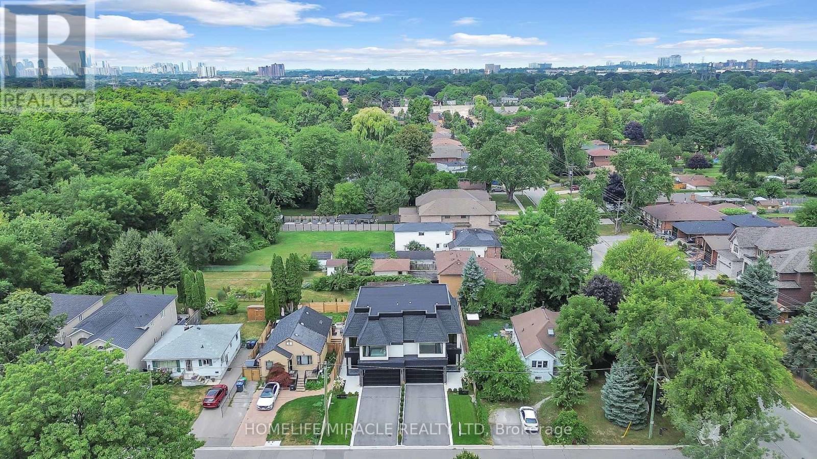 Photo 2 of 853 Tenth Street, Mississauga ON