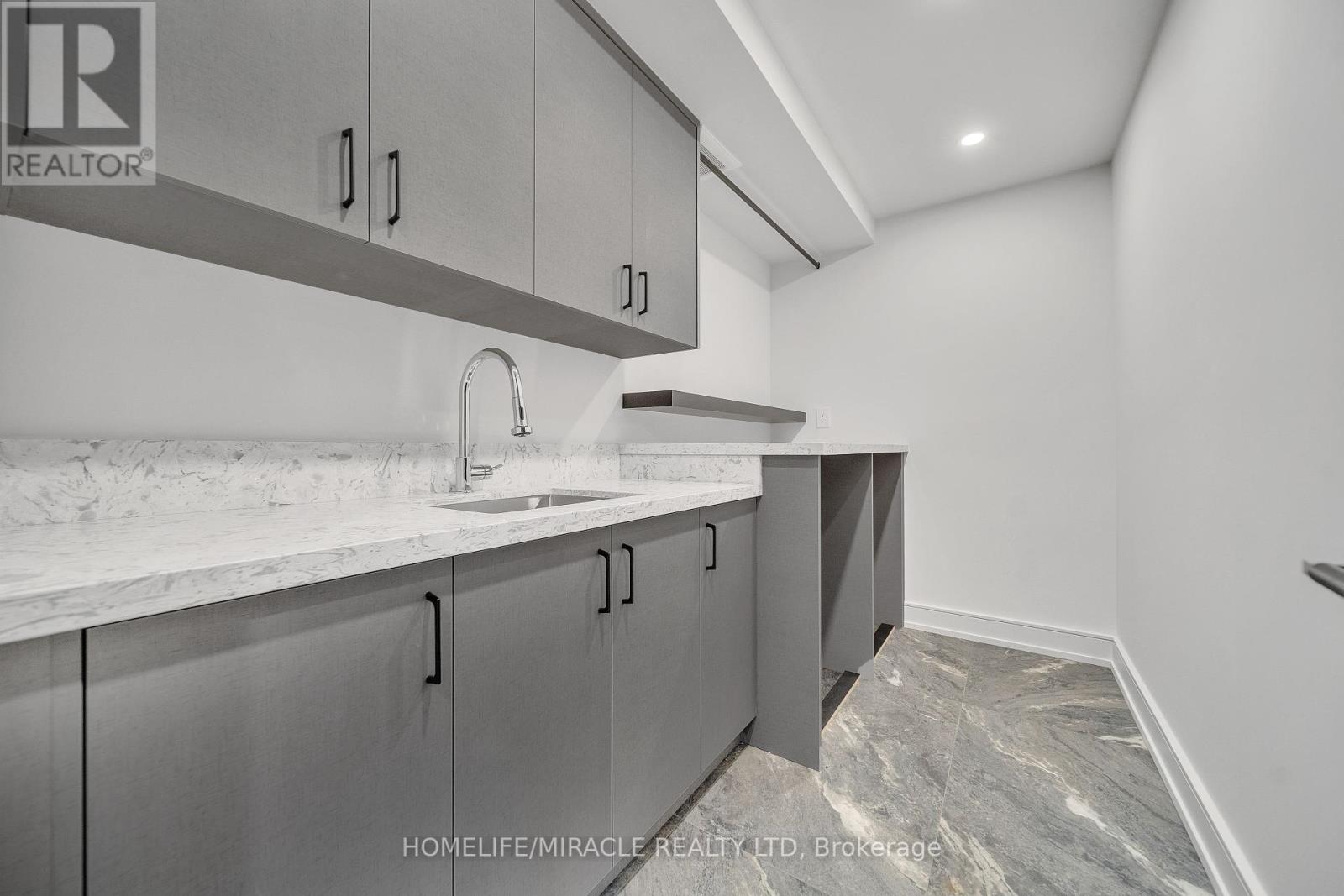 Photo 33 of 853 Tenth Street, Mississauga ON