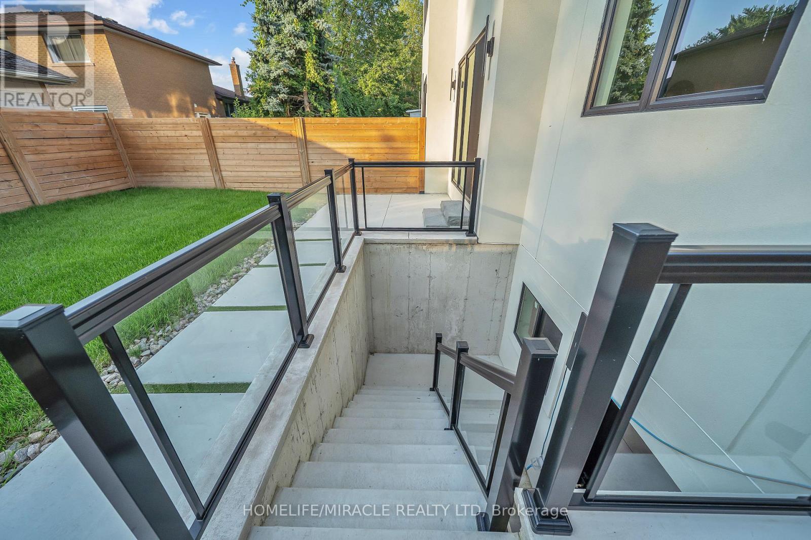 Photo 4 of 853 Tenth Street, Mississauga ON