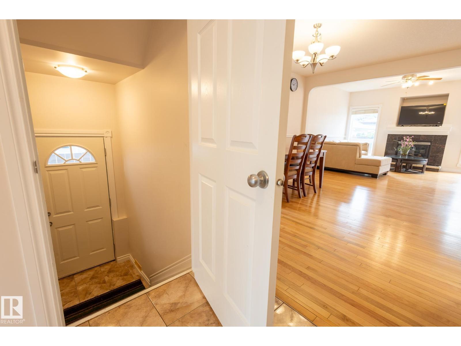Photo 7 of 10708 76 Av Nw, Edmonton AB
