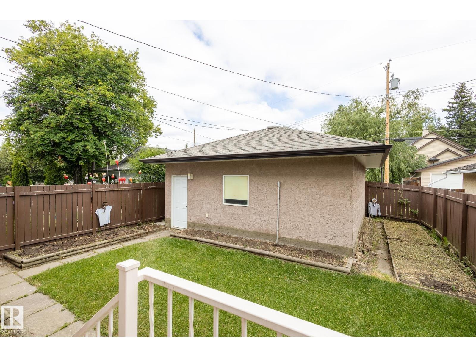 Photo 11 of 10708 76 Av Nw, Edmonton AB