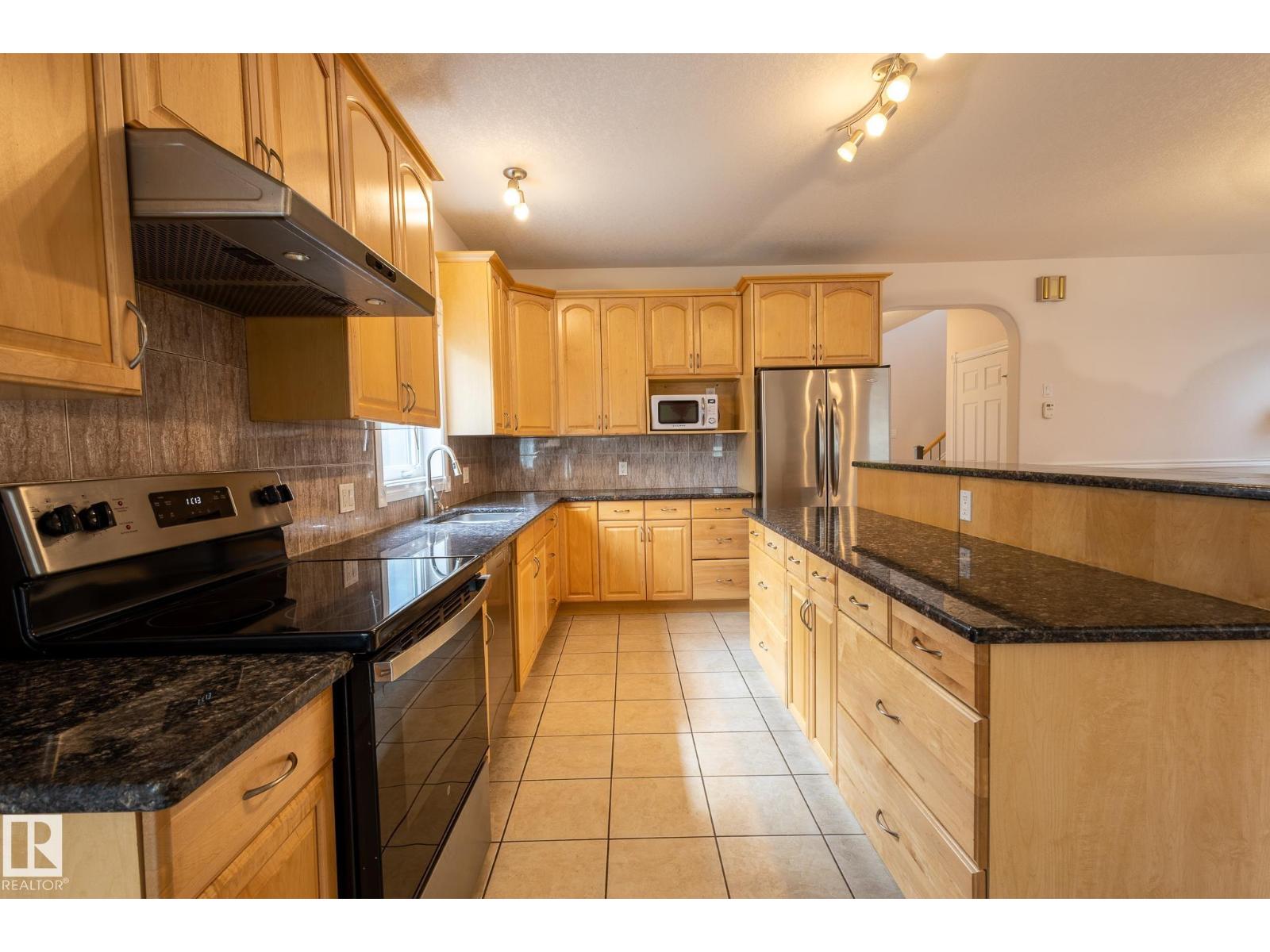 Photo 9 of 10708 76 Av Nw, Edmonton AB