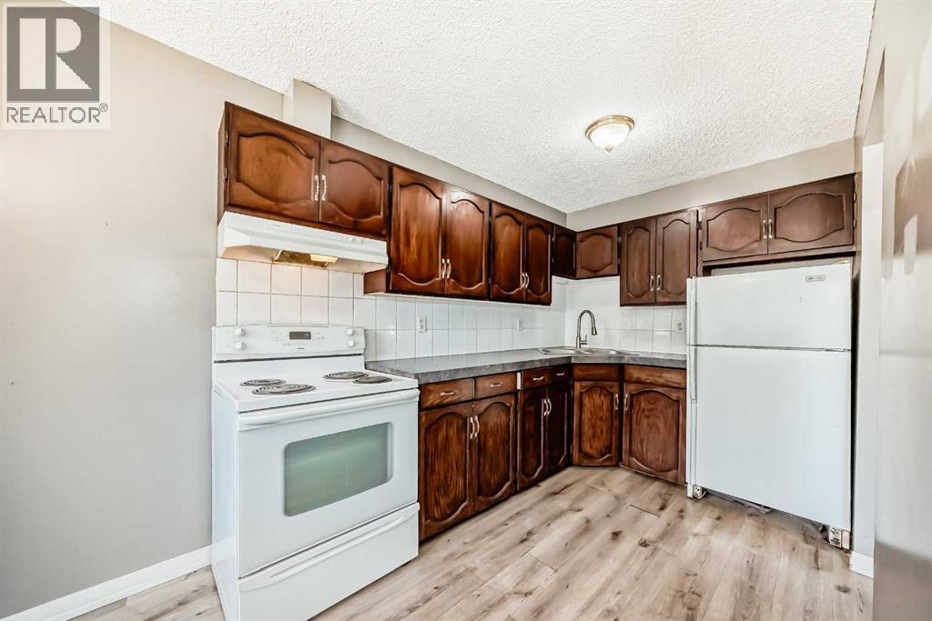 Single Family House Bi-level for Sale in  Berkley Drive NW Beddington Heights Calgary 