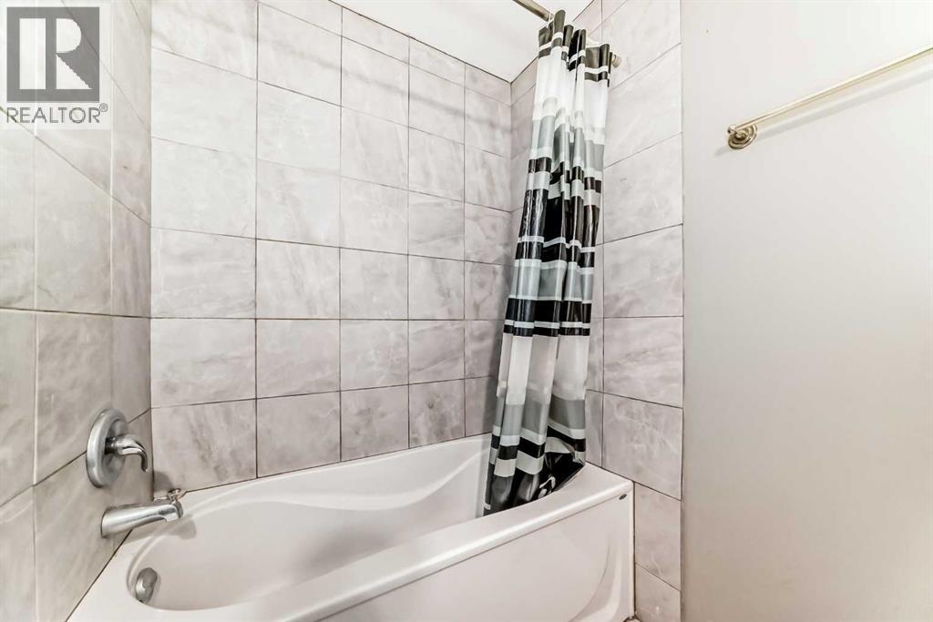 Single Family House Bi-level for Sale in  Berkley Drive NW Beddington Heights Calgary 