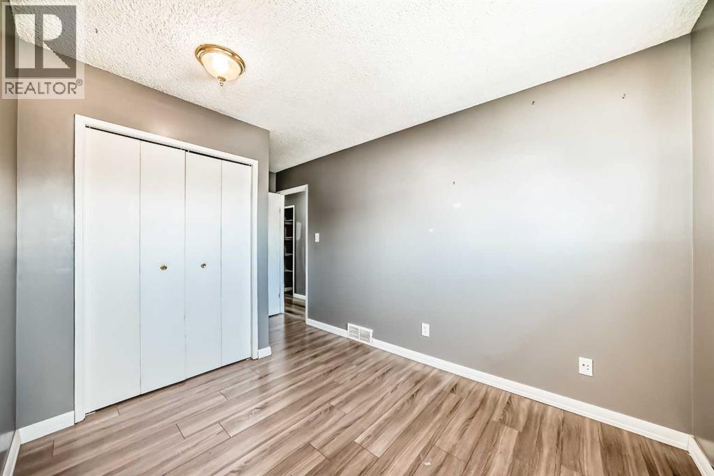 Single Family House Bi-level for Sale in  Berkley Drive NW Beddington Heights Calgary 