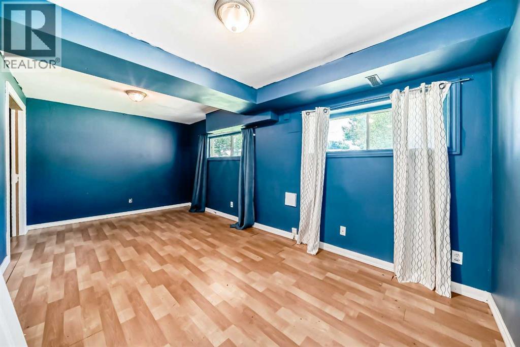 Single Family House Bi-level for Sale in  Berkley Drive NW Beddington Heights Calgary 