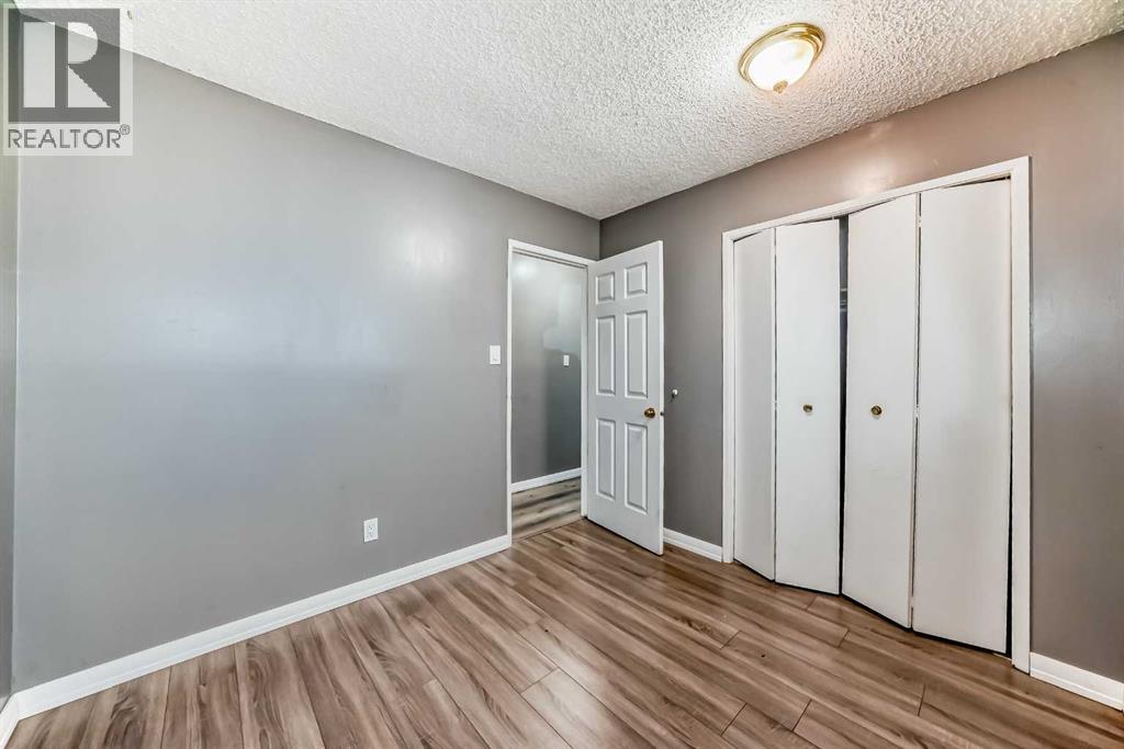 Single Family House Bi-level for Sale in  Berkley Drive NW Beddington Heights Calgary 