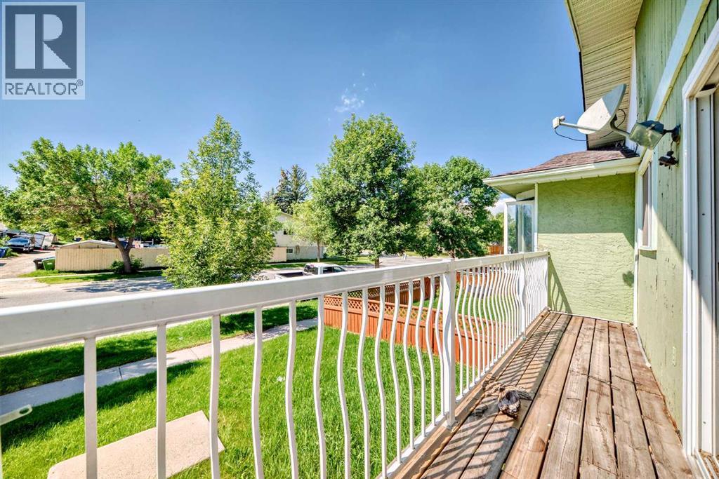 Single Family House Bi-level for Sale in  Berkley Drive NW Beddington Heights Calgary 