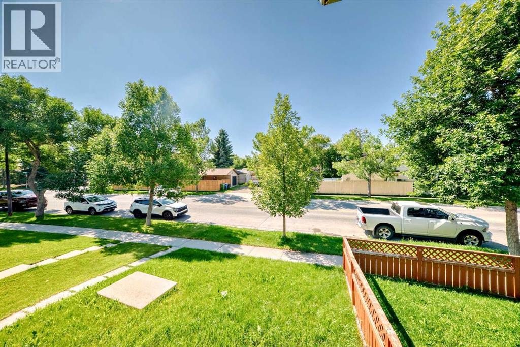 Single Family House Bi-level for Sale in  Berkley Drive NW Beddington Heights Calgary 
