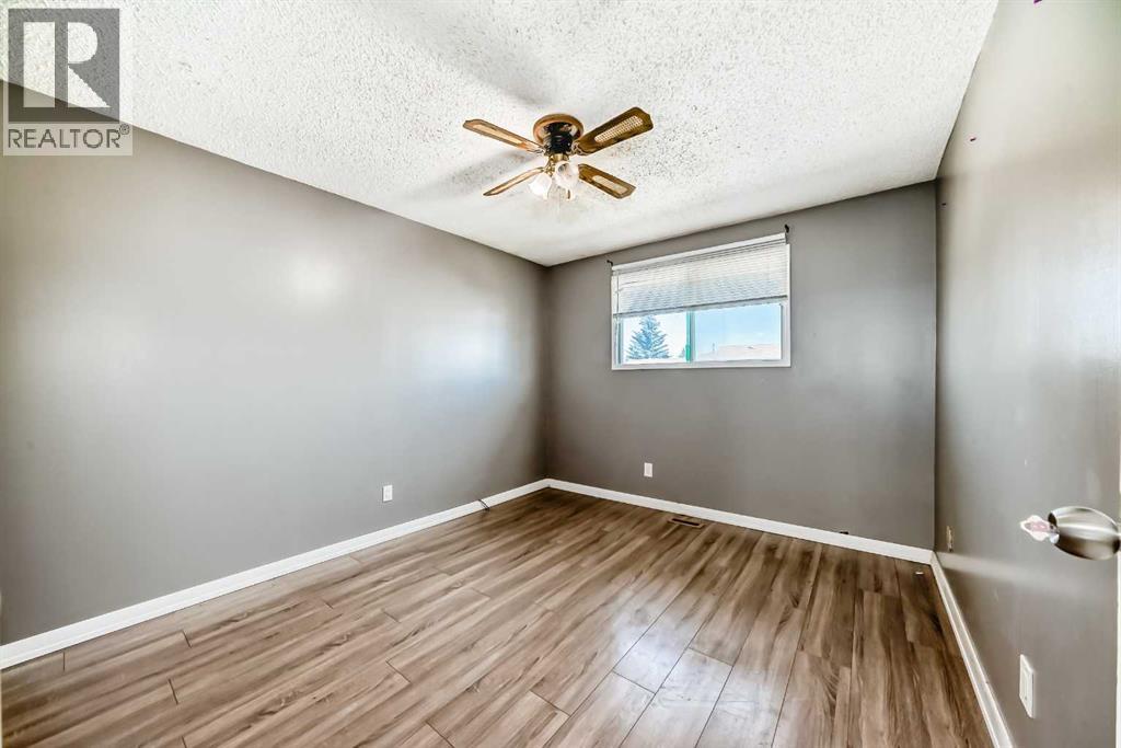 Single Family House Bi-level for Sale in  Berkley Drive NW Beddington Heights Calgary 