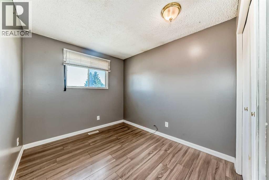 Single Family House Bi-level for Sale in  Berkley Drive NW Beddington Heights Calgary 