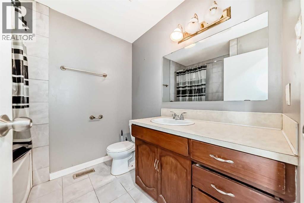 Single Family House Bi-level for Sale in  Berkley Drive NW Beddington Heights Calgary 