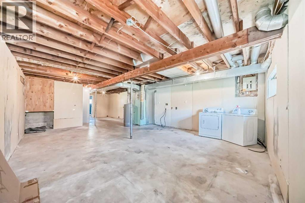 Single Family House Bi-level for Sale in  Berkley Drive NW Beddington Heights Calgary 