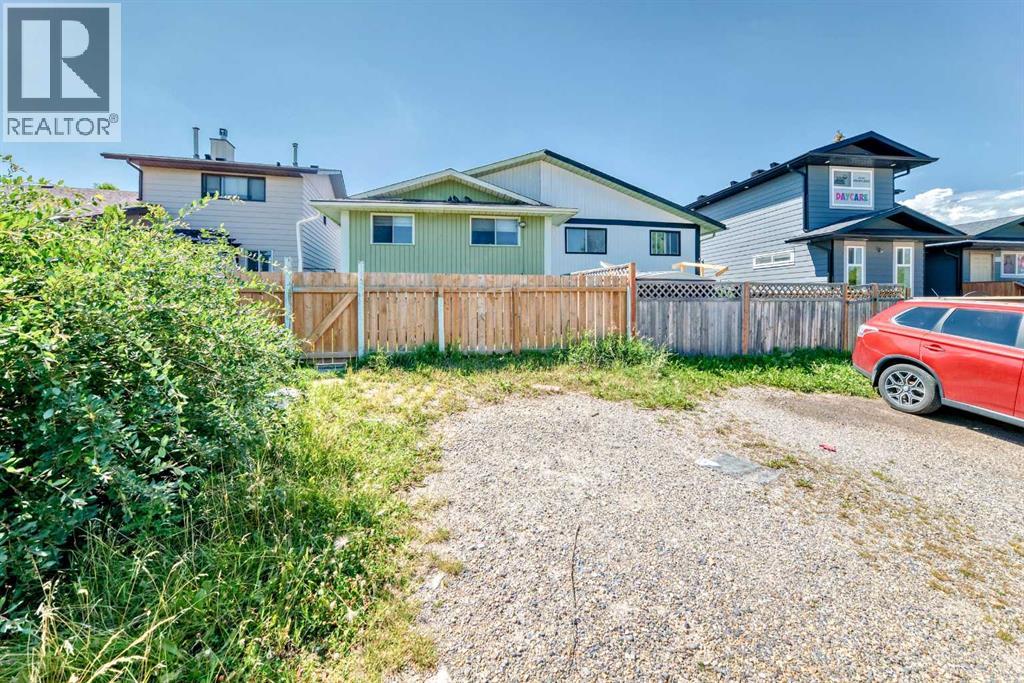 Single Family House Bi-level for Sale in  Berkley Drive NW Beddington Heights Calgary 