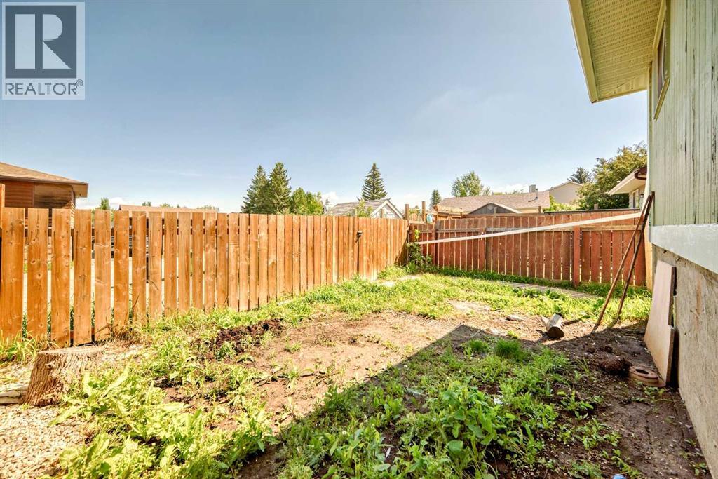 Single Family House Bi-level for Sale in  Berkley Drive NW Beddington Heights Calgary 