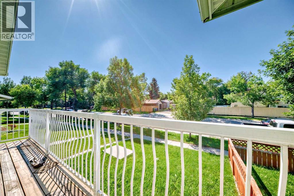 Single Family House Bi-level for Sale in  Berkley Drive NW Beddington Heights Calgary 