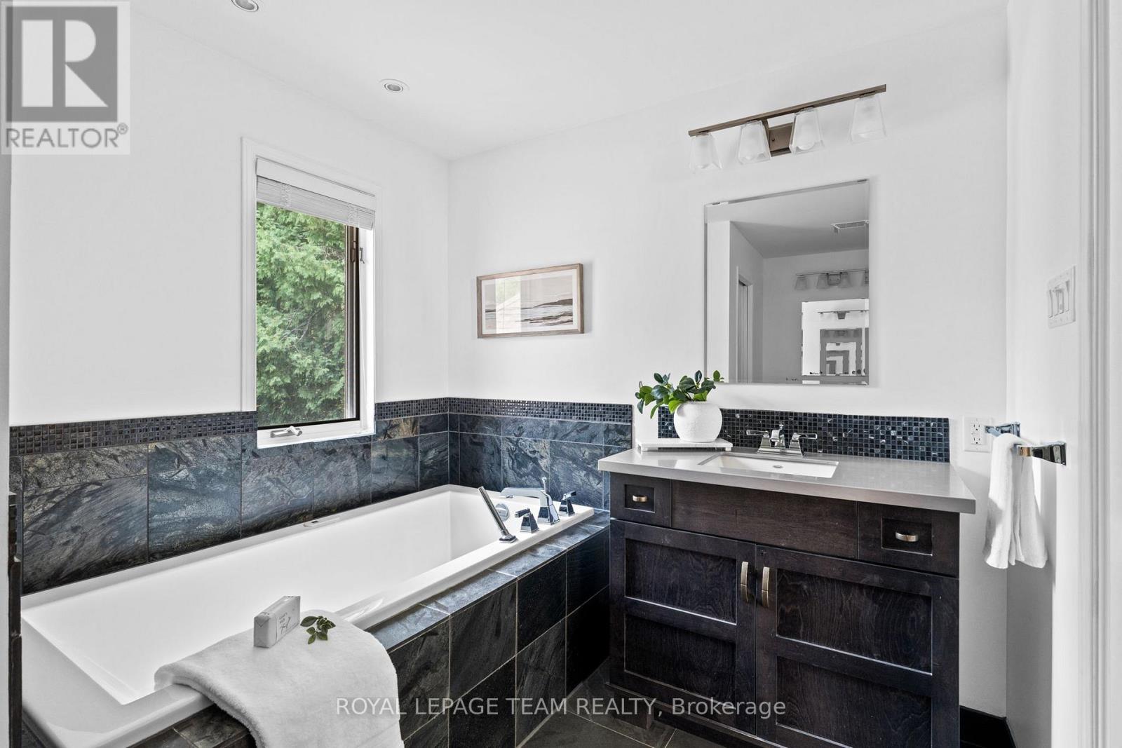 Photo 31 of 10 Weldale Drive, Ottawa ON