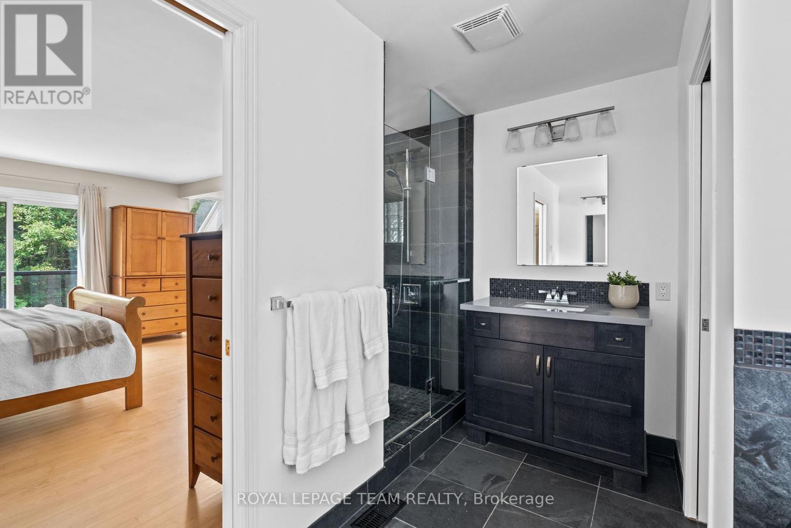 Photo 32 of 10 Weldale Drive, Ottawa ON