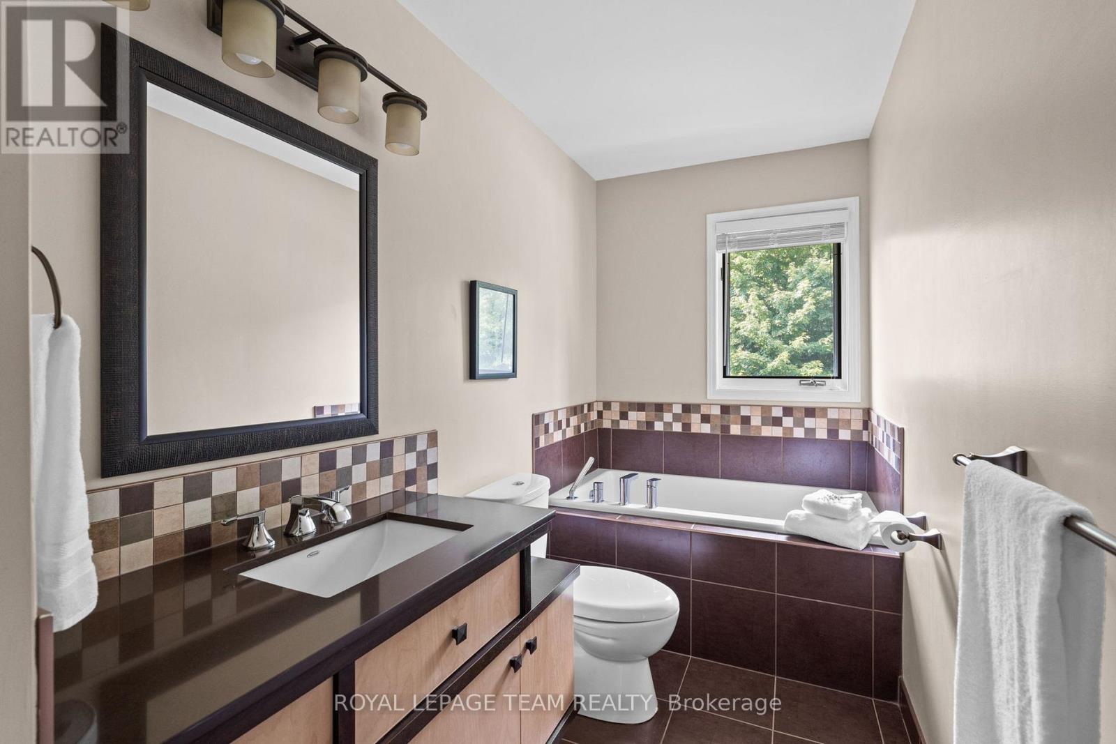 Photo 34 of 10 Weldale Drive, Ottawa ON